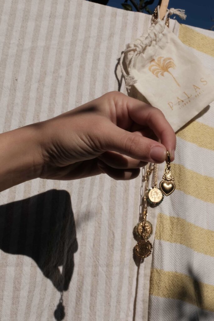 3fa4e073 d992 4cd5 98e3 d9b6c8b9640c 1 201 a